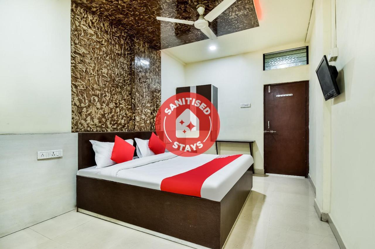 OYO 69828 Hotel Aryan Khāmgaon Buitenkant foto