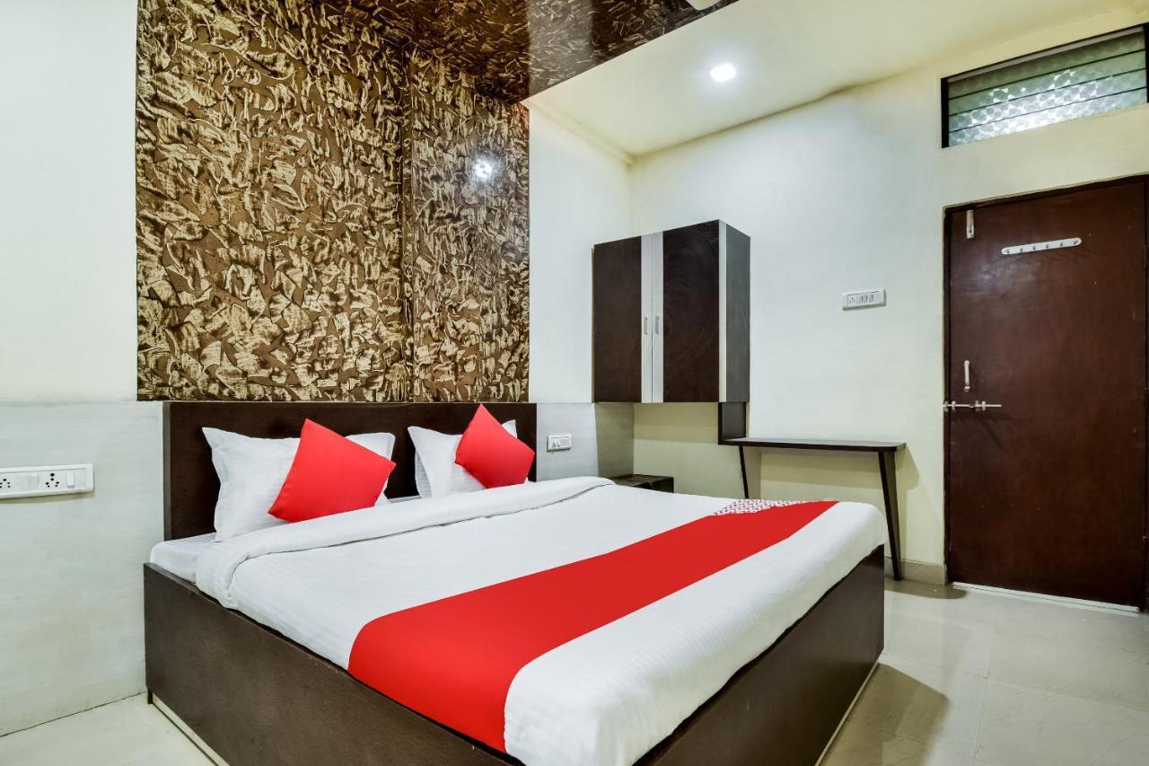 OYO 69828 Hotel Aryan Khāmgaon Buitenkant foto