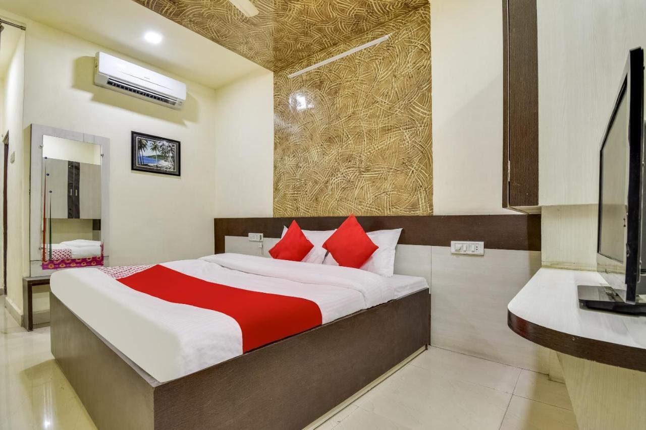 OYO 69828 Hotel Aryan Khāmgaon Buitenkant foto
