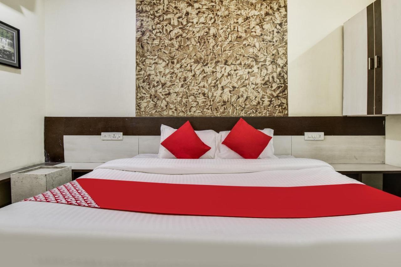 OYO 69828 Hotel Aryan Khāmgaon Buitenkant foto