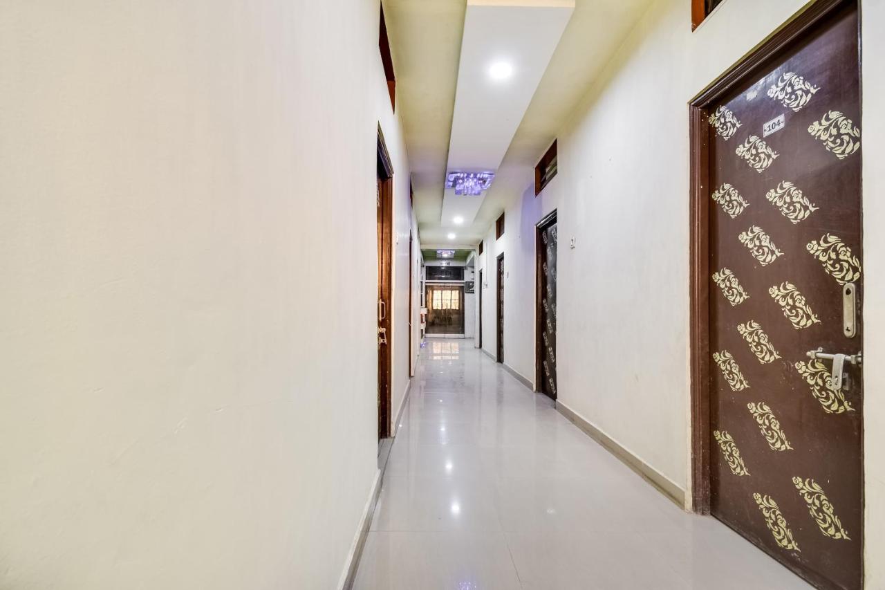 OYO 69828 Hotel Aryan Khāmgaon Buitenkant foto