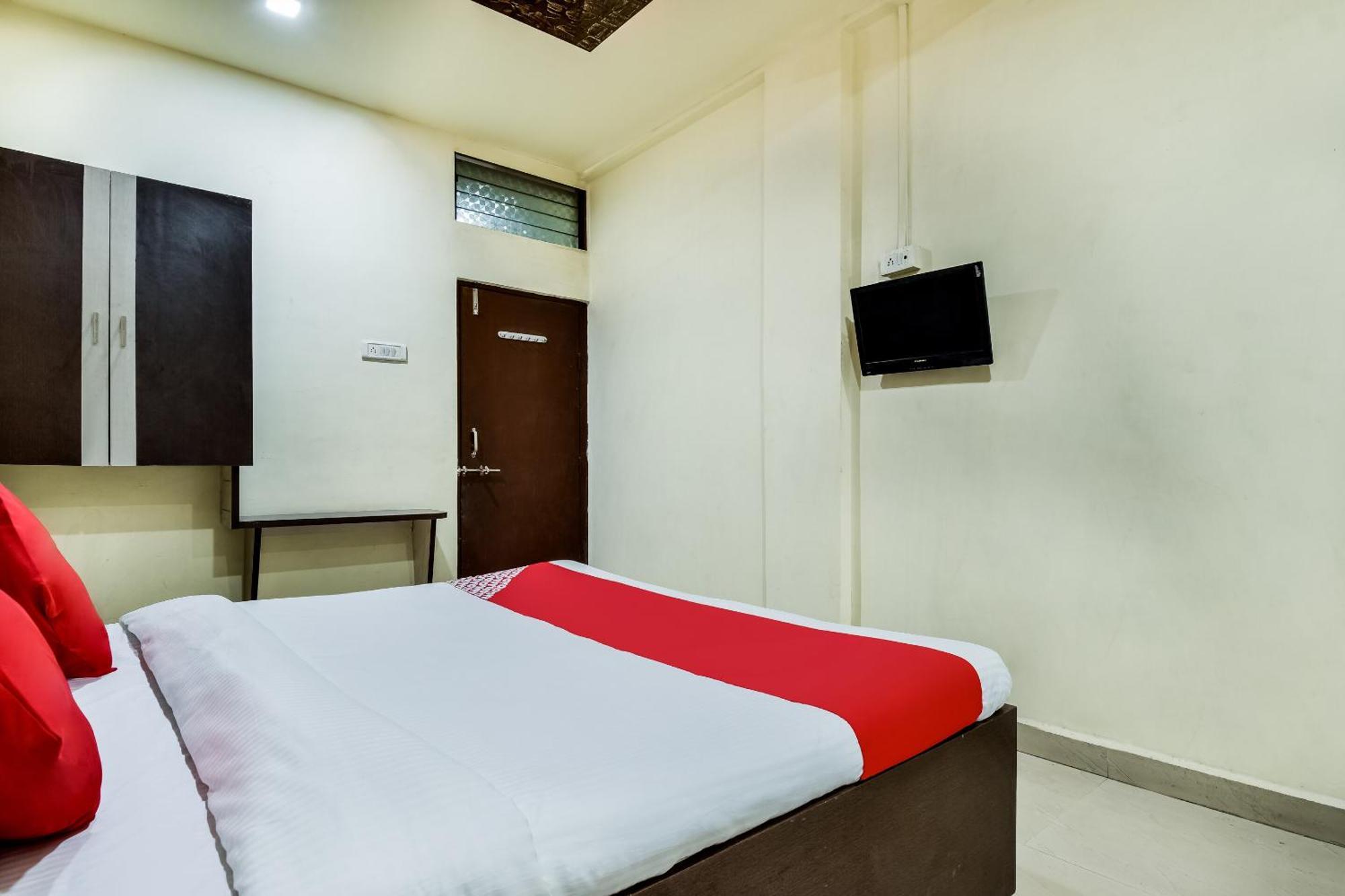 OYO 69828 Hotel Aryan Khāmgaon Buitenkant foto