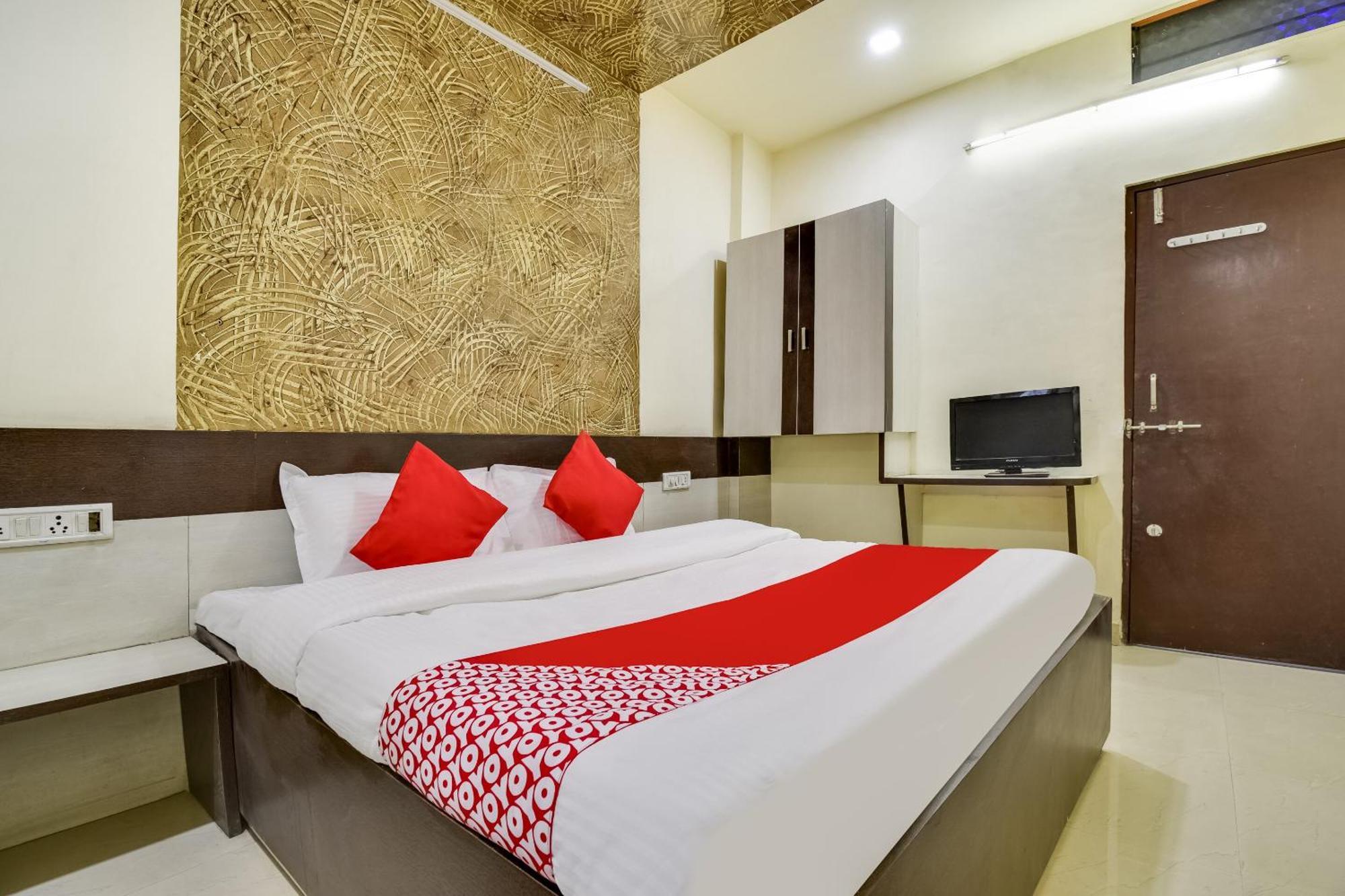 OYO 69828 Hotel Aryan Khāmgaon Buitenkant foto