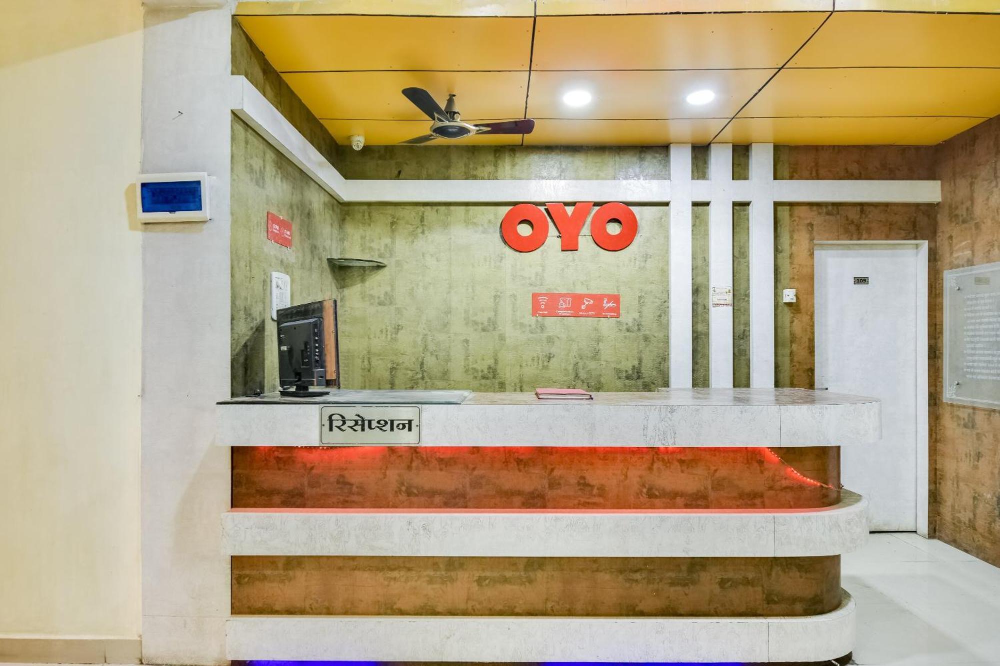 OYO 69828 Hotel Aryan Khāmgaon Buitenkant foto