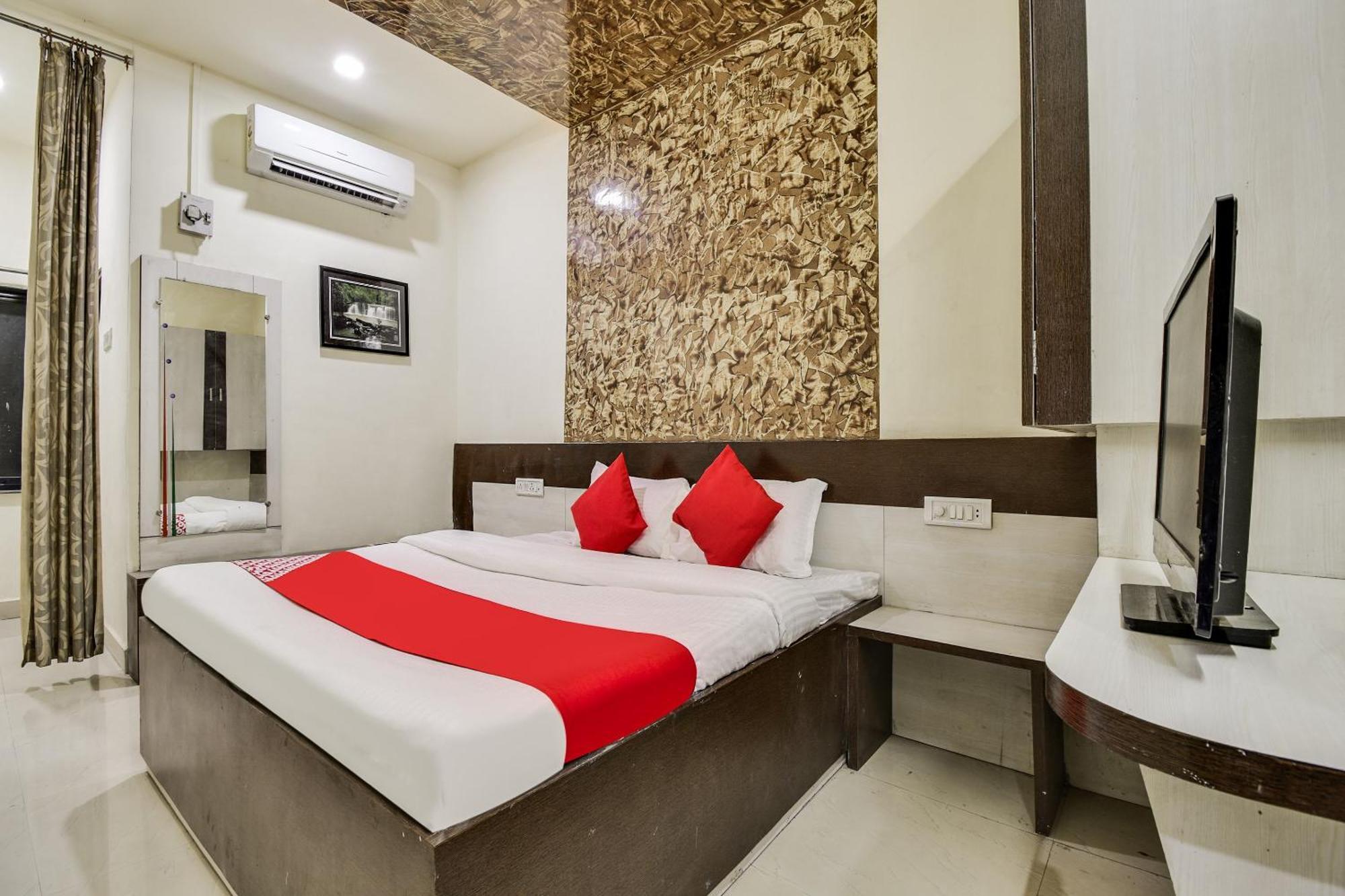 OYO 69828 Hotel Aryan Khāmgaon Buitenkant foto