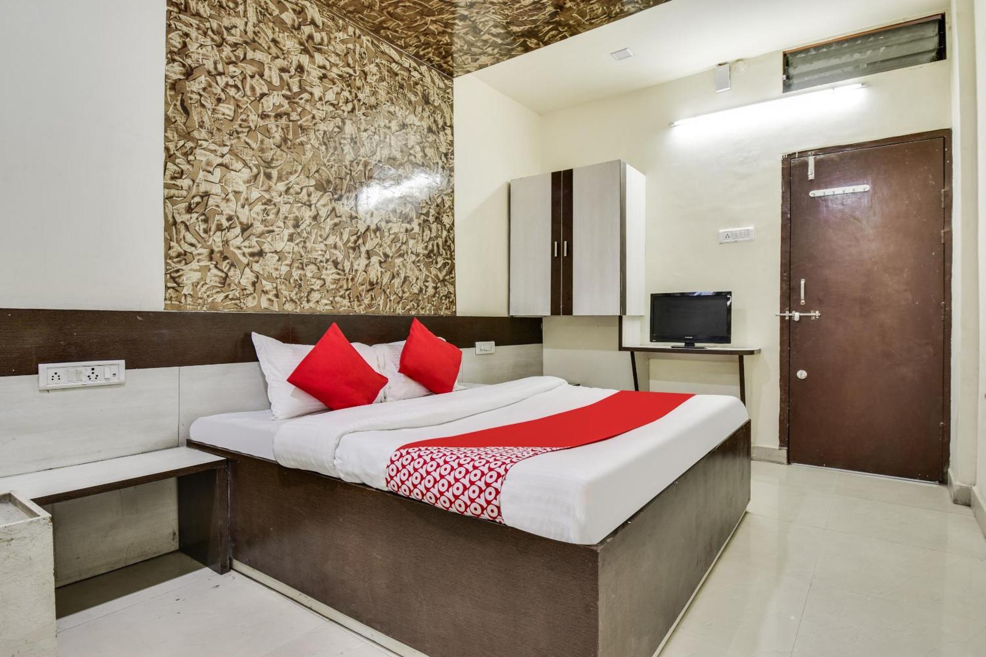 OYO 69828 Hotel Aryan Khāmgaon Buitenkant foto