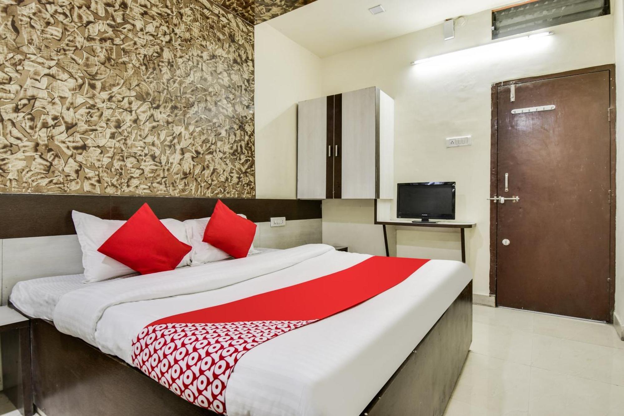 OYO 69828 Hotel Aryan Khāmgaon Buitenkant foto