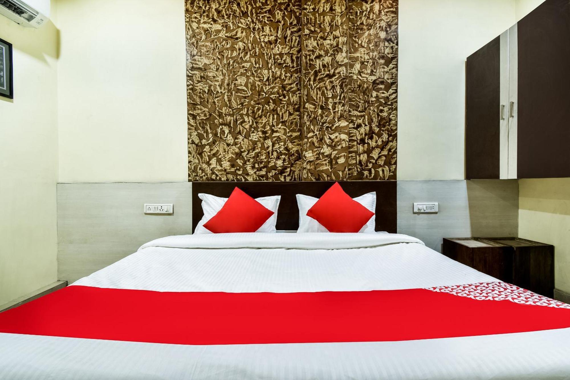 OYO 69828 Hotel Aryan Khāmgaon Buitenkant foto
