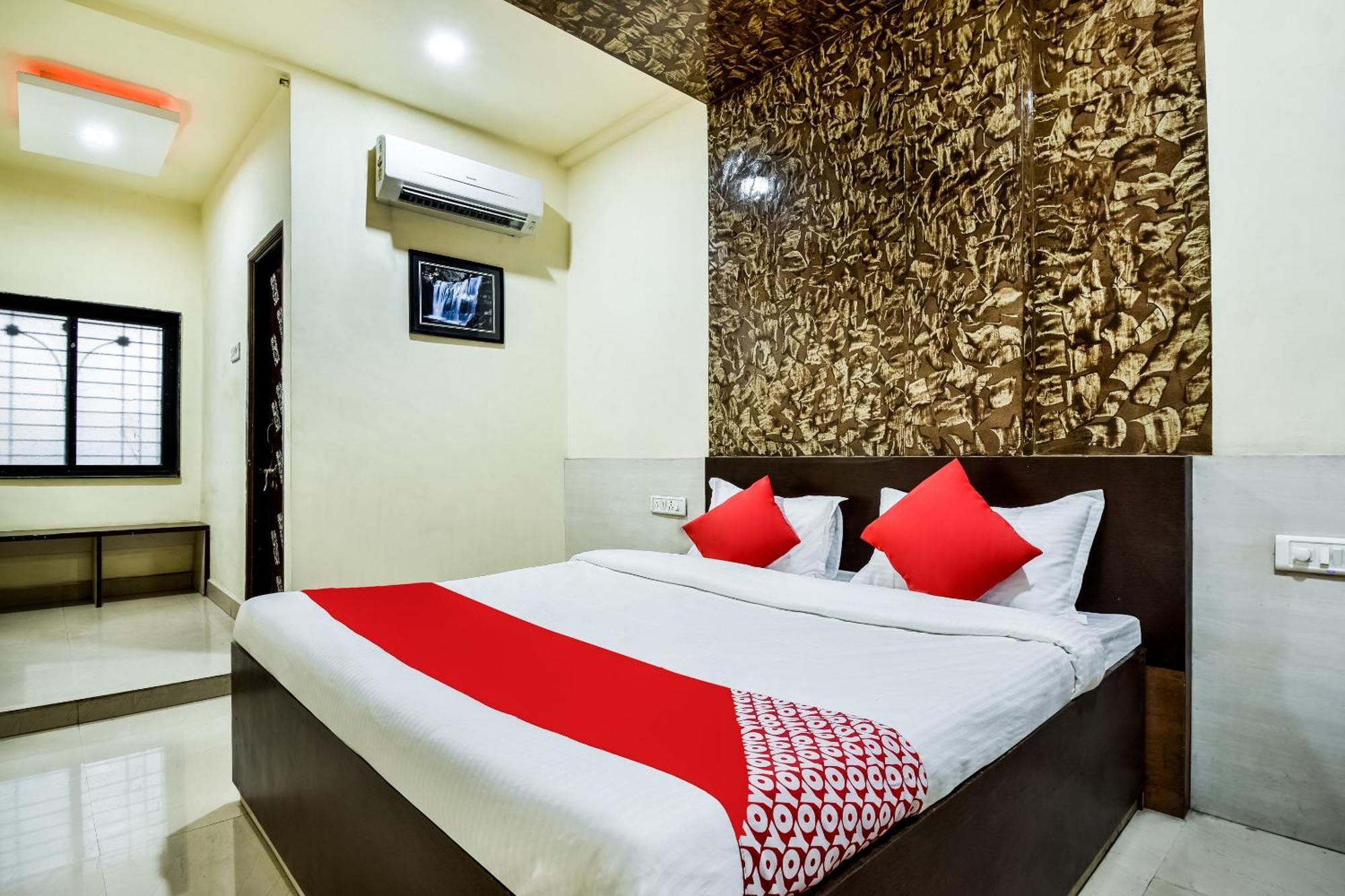OYO 69828 Hotel Aryan Khāmgaon Buitenkant foto